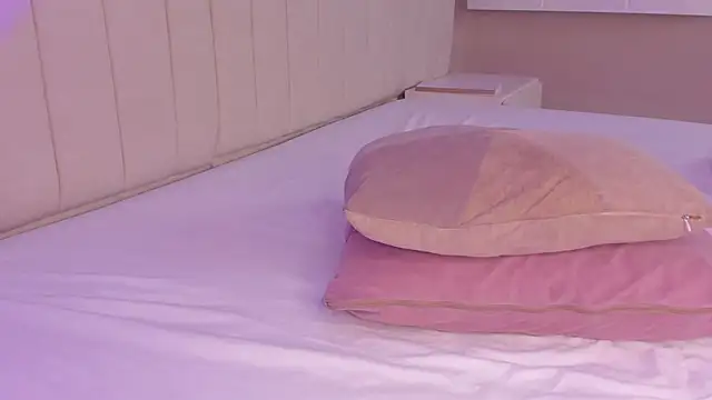 Littleolivia  online show from March 18, 7:42 pm