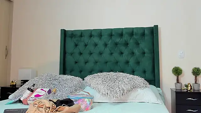 Orianaa Kade online show from December 5, 1:49 pm