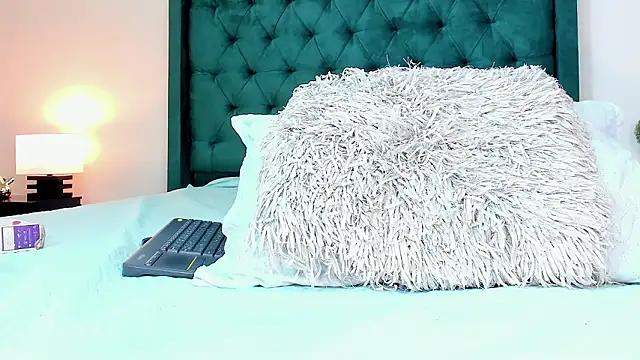 Orianaa Kade online show from December 5, 4:55 pm