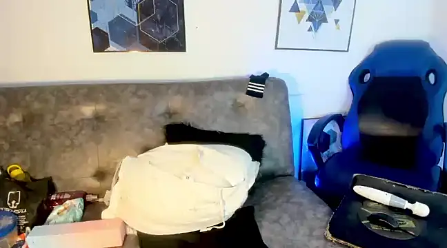 mia foxts online show from February 3, 5:40 am