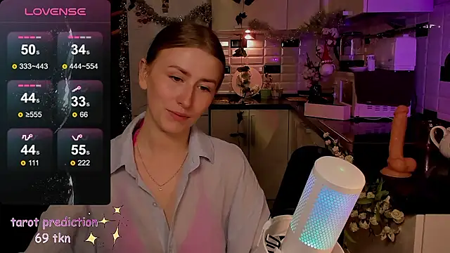 Snapshot of Emily_April chatting on December 2, 2:09 am Emily April online show from December 2, 2:09 am