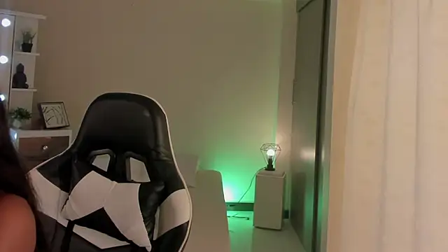 Snapshot of SavannahWildee chatting on March 2, 2:32 pm SavannahWildee online show from March 2, 2:32 pm