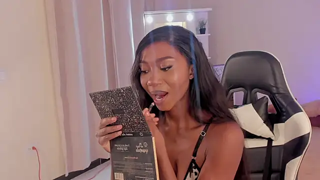 Snapshot of SavannahWildee chatting on March 10, 6:34 pm SavannahWildee online show from March 10, 6:34 pm