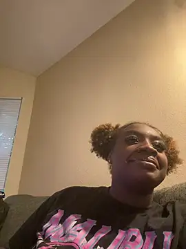 Snapshot of LillShayy chatting on April 24, 12:35 am LillShayy online show from April 24, 12:35 am