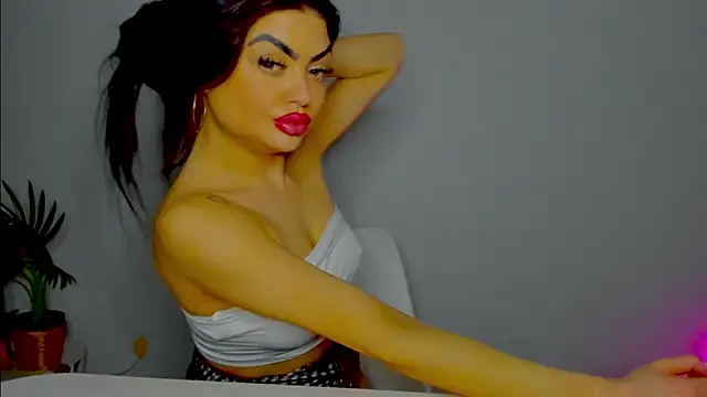 Snapshot of aishahottie chatting on December 14, 2:12 am aishahottie online show from December 14, 2:12 am