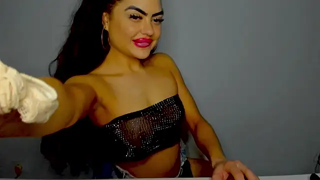 Snapshot of aishahottie chatting on December 18, 7:04 am aishahottie online show from December 18, 7:04 am