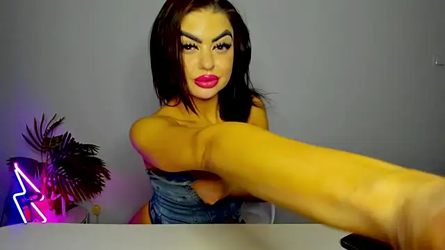 Snapshot of aishahottie chatting on January 15, 1:23 am aishahottie online show from January 15, 1:23 am