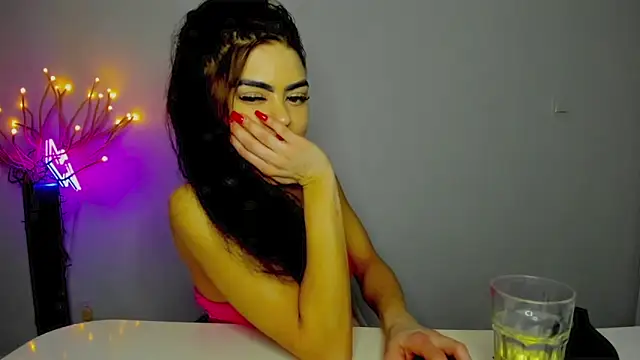 Snapshot of aishahottie chatting on February 6, 3:27 am aishahottie online show from February 6, 3:27 am