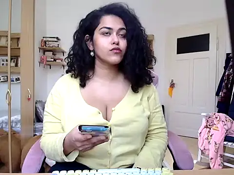 Curvydesifromgermany online show from March 2, 10:44 am