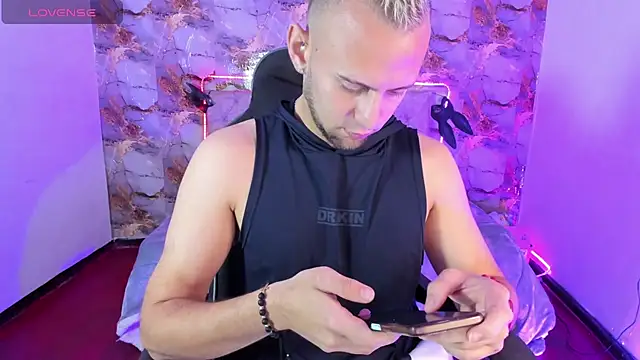 Snapshot of Damon_Bakert chatting on July 29, 2:59 pm Damon Bakert online show from July 29, 2:59 pm