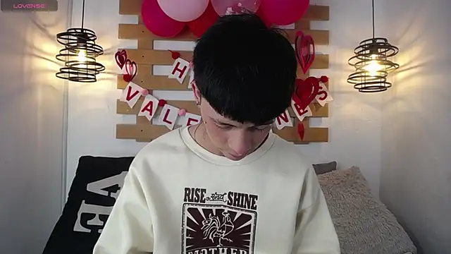 Steev Novoa online show from February 18, 4:04 am