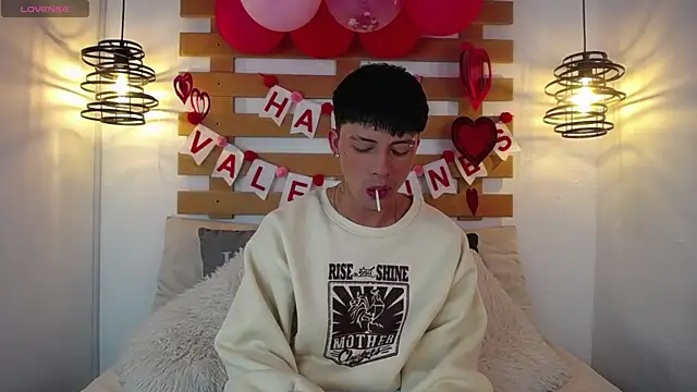 Steev Novoa online show from February 19, 4:23 am