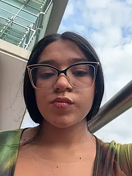 -VICKKY online show from February 9, 10:00 pm