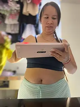 Snapshot of Emiily_lee chatting on March 11, 9:15 am Emiily lee online show from March 11, 9:15 am