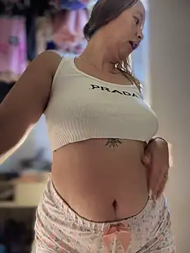 Snapshot of Emiily_lee chatting on March 30, 9:21 am Emiily lee online show from March 30, 9:21 am