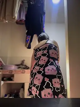 Snapshot of Emiily_lee chatting on April 6, 11:22 am Emiily lee online show from April 6, 11:22 am