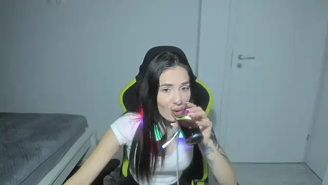 Emmapmg online show from December 15, 6:34 pm