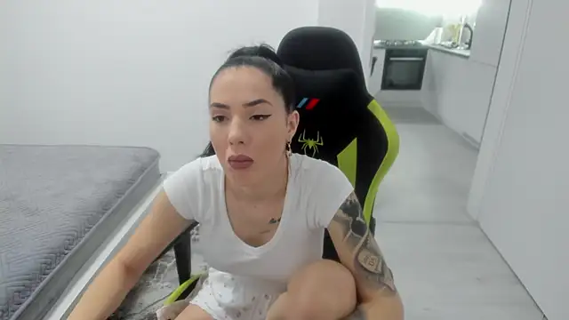 Snapshot of Emmapmg chatting on February 16, 12:45 pm Emmapmg online show from February 16, 12:45 pm