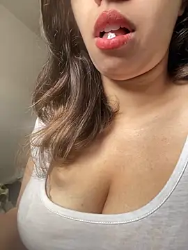 Snapshot of farah-36 chatting on December 20, 3:31 pm farah-36 online show from December 20, 3:31 pm