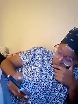 Snapshot of madamsensuale chatting on January 6, 10:58 pm madamsensuale online show from January 6, 10:58 pm