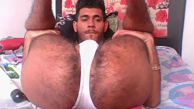 Snapshot of MaximoSualteza777 chatting on February 19, 7:38 pm MaximoSualteza777 online show from February 19, 7:38 pm