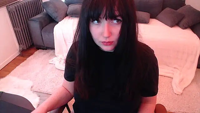 Lynylou online show from December 10, 1:44 pm