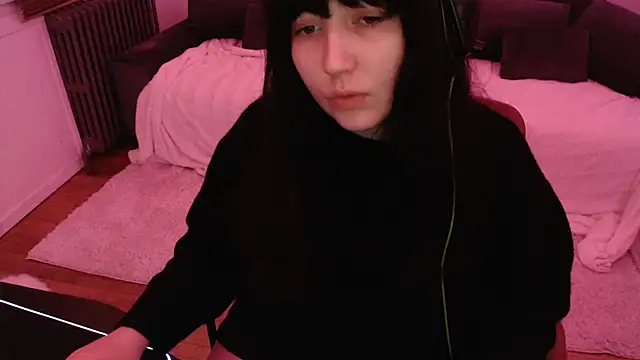 Lynylou online show from December 25, 3:18 am