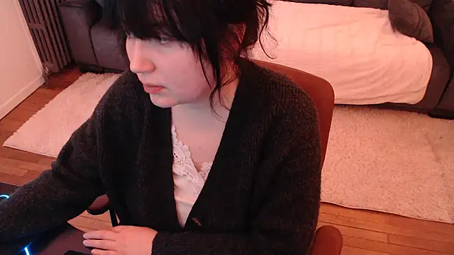 Lynylou online show from January 26, 1:36 pm