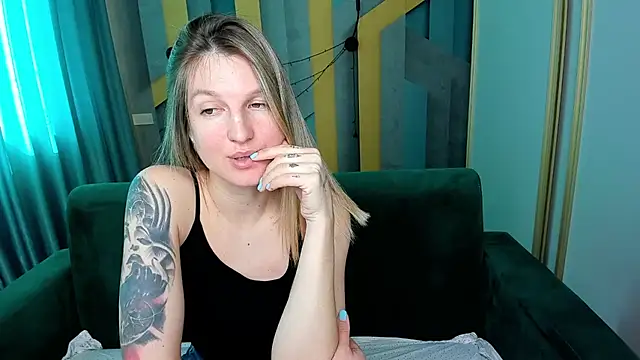 EmilyWalkeri online show from March 16, 8:07 am