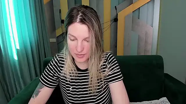 EmilyWalkeri online show from April 10, 7:02 am