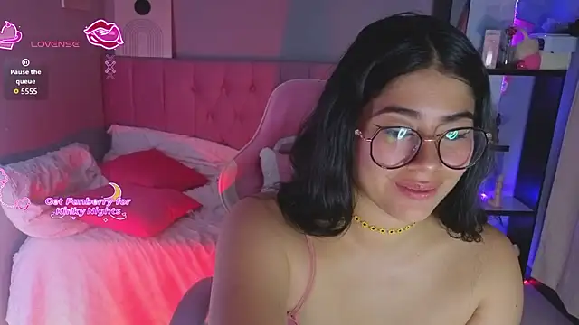 Snapshot of LoaLuxury chatting on February 2, 5:55 pm LoaLuxury online show from February 2, 5:55 pm