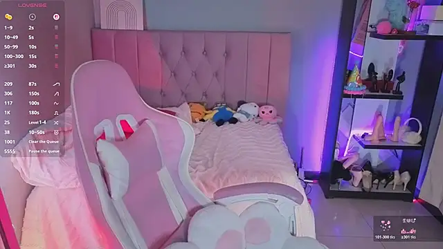 Snapshot of LoaLuxury chatting on February 13, 5:20 pm LoaLuxury online show from February 13, 5:20 pm