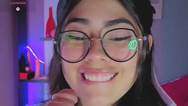 Snapshot of LoaLuxury chatting on February 22, 5:22 pm LoaLuxury online show from February 22, 5:22 pm