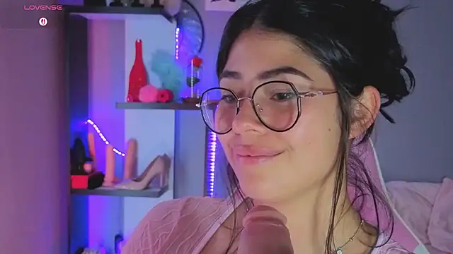 Snapshot of LoaLuxury chatting on February 27, 5:07 am LoaLuxury online show from February 27, 5:07 am