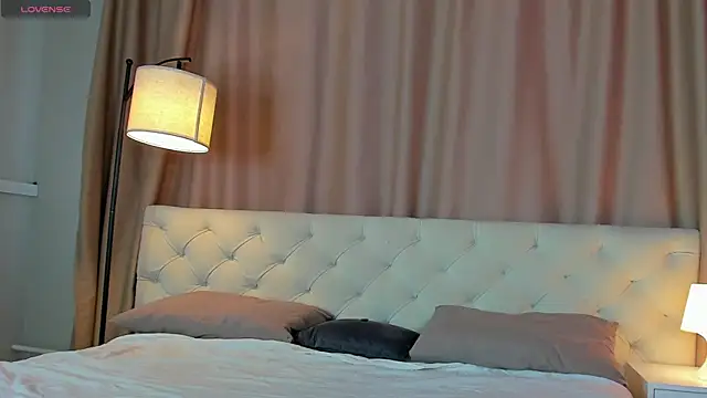Snapshot of Valerie_Woods chatting on June 24, 1:04 am Valerie Woods online show from June 24, 1:04 am