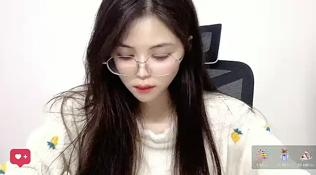 Snapshot of ---MIA--- chatting on February 4, 2:49 am ---MIA--- online show from February 4, 2:49 am
