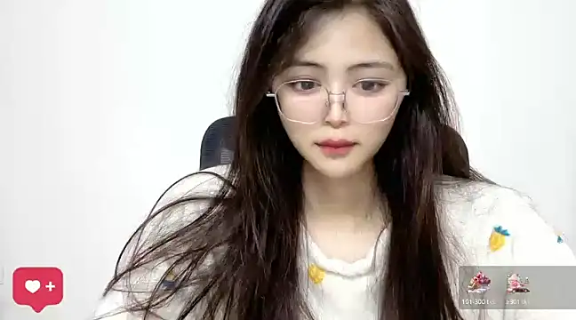 Snapshot of ---MIA--- chatting on February 4, 5:53 am ---MIA--- online show from February 4, 5:53 am