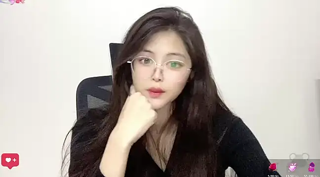 Snapshot of ---MIA--- chatting on February 5, 12:38 pm ---MIA--- online show from February 5, 12:38 pm