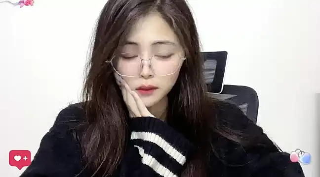 Snapshot of ---MIA--- chatting on February 9, 6:33 am ---MIA--- online show from February 9, 6:33 am