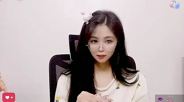 Snapshot of ---MIA--- chatting on March 7, 4:55 pm ---MIA--- online show from March 7, 4:55 pm