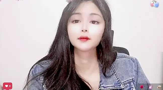 Snapshot of ---MIA--- chatting on March 9, 4:33 pm ---MIA--- online show from March 9, 4:33 pm