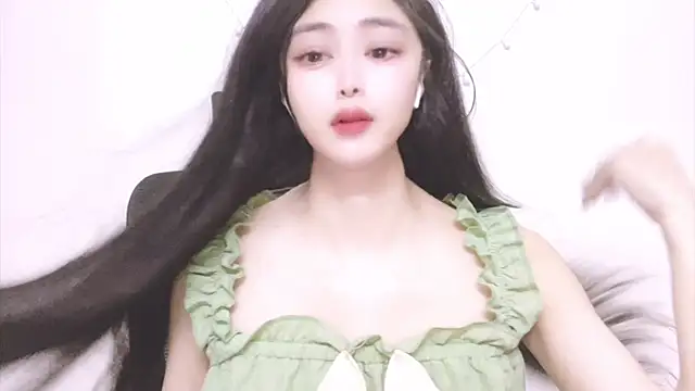 Snapshot of ---MIA--- chatting on September 23, 2:31 pm ---MIA--- online show from September 23, 2:31 pm