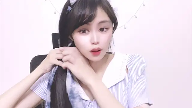 Snapshot of ---MIA--- chatting on October 3, 2:14 pm ---MIA--- online show from October 3, 2:14 pm
