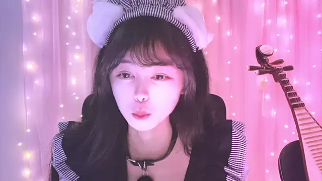 Snapshot of ---MIA--- chatting on October 19, 2:07 pm ---MIA--- online show from October 19, 2:07 pm