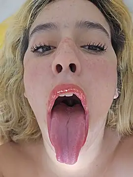 Snapshot of Massa8 chatting on December 12, 11:03 pm Massa8 online show from December 12, 11:03 pm