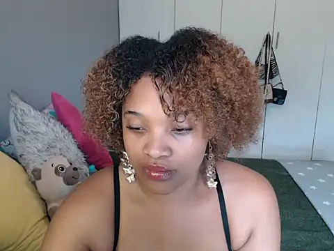 Snapshot of CREAMYCUPCAKExxx chatting on June 19, 7:45 am CREAMYCUPCAKExxx online show from June 19, 7:45 am