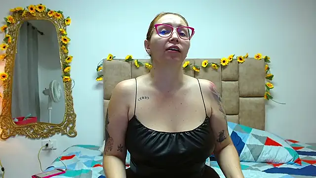 Snapshot of IsisDuzan chatting on December 10, 2:38 am IsisDuzan online show from December 10, 2:38 am