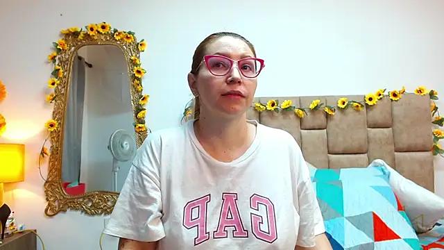 Snapshot of IsisDuzan chatting on December 10, 11:51 pm IsisDuzan online show from December 10, 11:51 pm