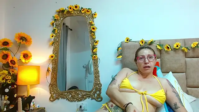 Snapshot of IsisDuzan chatting on December 12, 6:47 am IsisDuzan online show from December 12, 6:47 am