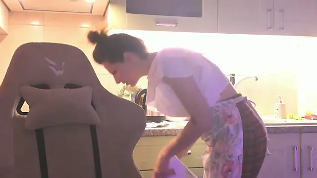 April o Nill online show from December 20, 1:40 pm